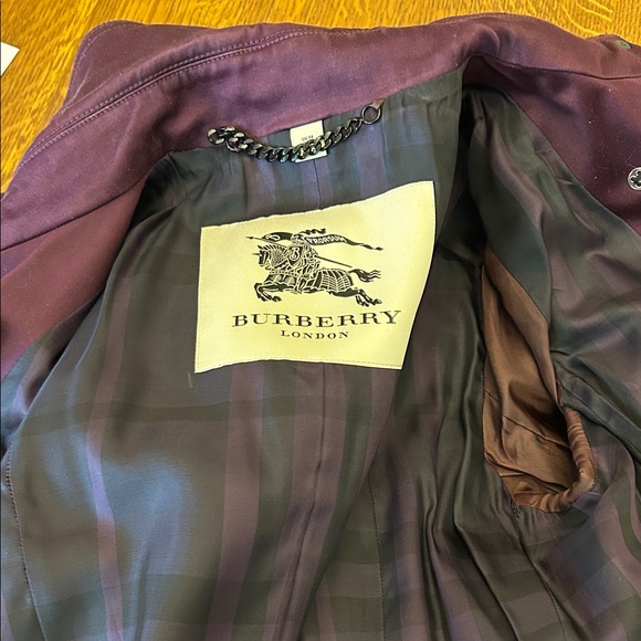 Elegant Double-Breasted Burberry Trench Coat in Deep Burgundy - Picture 9 of 12